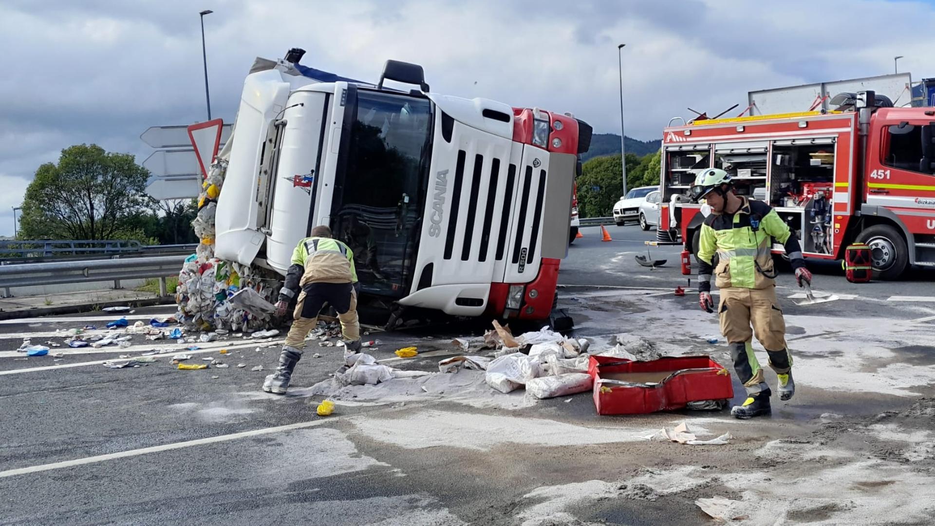 Espectacular accidente sin heridos al volcar un camión en Iurreta El